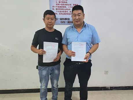 鄭州粉色导航污下载與新疆客戶簽訂輪胎式建築垃圾破碎篩分一體車